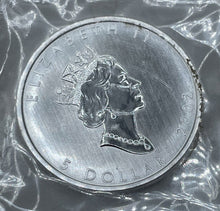 Load image into Gallery viewer, 2002 Canadian 5 Dollars 1 Ounce Silver Maple Leaf