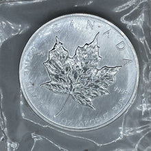 Load image into Gallery viewer, 2002 Canadian 5 Dollars 1 Ounce Silver Maple Leaf